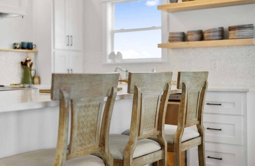Port Bolivar House | Beachfront | Deck | Sleeps 12 | Pet Friendly