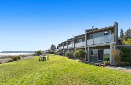 Regional District of Nanaimo Resort | Beachfront King Bed Studio Suite