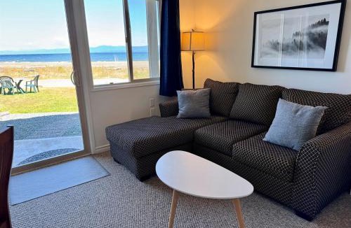 Regional District of Nanaimo Resort | Beachfront King Bed Studio Suite
