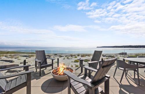 Black Creek House | Beachfront Luxury Suite #18 at THE BEACH HOUSE