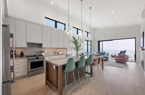 Black Creek House | Beachfront Luxury Suite #18 at THE BEACH HOUSE