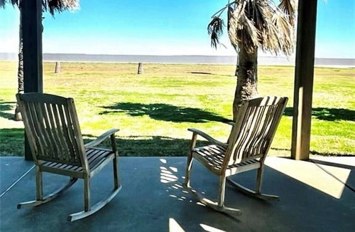 Port Lavaca House | Beachfront Magnolia Beach House Steps from Pier/2 Bdrm & 2 Bath/Boat Parking