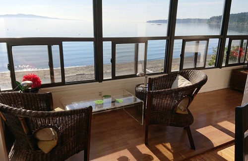 Cordova Bay Apartment | Beachfront paradise!
