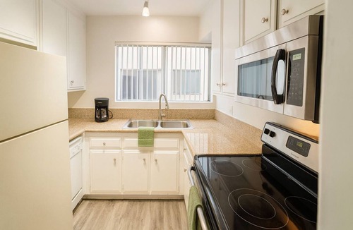 South Redondo House | Beachfront Townhome 2BR 2BA, Sleeps 8, 5 min to Sand & Pier