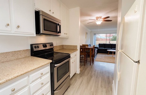 South Redondo House | Beachfront Townhome 2BR 2BA, Sleeps 8, 5 min to Sand & Pier