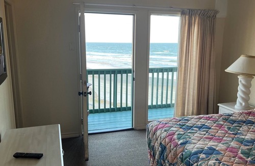 Freeport Condo | Beachfront Two Bedroom Condo with a Pool/2 nights or 7 nights. Pet friendly!