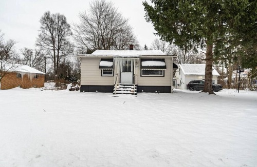 Woodmere House | Beachwood Area 2 Bedroom w King Beds