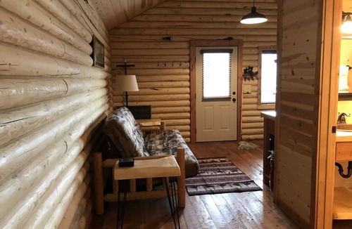 Emigrant Cabin | Bear Cabin in Paradise Valley 27 miles from North Entrance to Yellowstone Park
