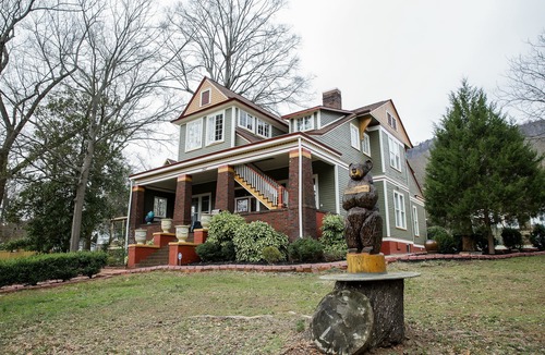 St. Elmo Improvement League Apartment | Bear House 1890, Johnson Retreat, Mins from Downtown, Perfect Luxurious Getaway!