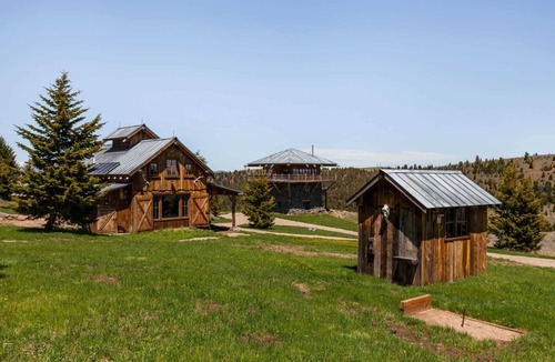 Ennis Cabin | Bear's Den on Firetower ranch
