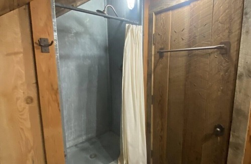 Ennis Cabin | Bear's Den on Firetower ranch