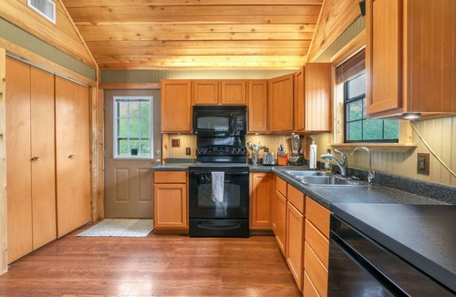 Wimberley Cabin | Beautiful 2-bedroom cabin with AC in charming Wimberley.