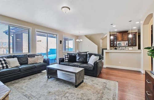 Meridian House | Beautiful 5BR w/Hot Tub + Pool Access! Sleeps 16