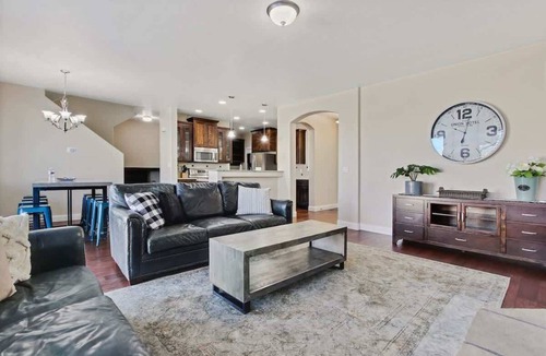 Meridian House | Beautiful 5BR w/Hot Tub + Pool Access! Sleeps 16