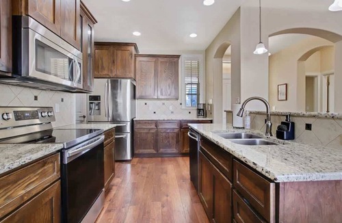 Meridian House | Beautiful 5BR w/Hot Tub + Pool Access! Sleeps 16