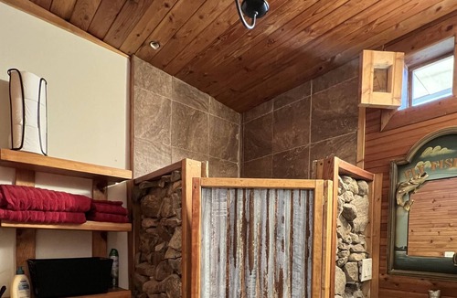 Sheridan Cabin | Beautiful and Cozy guest cabin