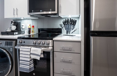 Central Business District Condo | Beautiful Condo- Heart of Business District 606