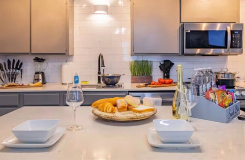 Lawton Apartment | Beautiful Contemporary Suite #07