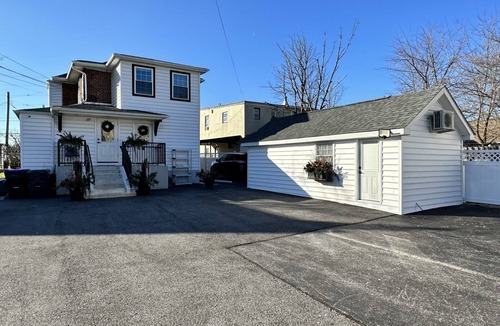 Wayne Apartment | Beautiful & Convenient Studio Downtown Devon