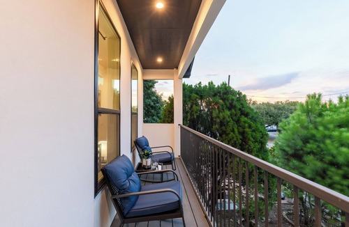West Dallas House | Beautiful, Cozy, Contemporary 4BR near Downtown Dallas