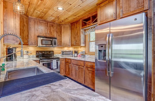 Mineral Bluff Cabin | Beautiful dog-friendly, mountainside cabin w/private hot tub, and pool table