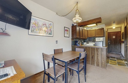 Sandpoint Condo | Beautiful getaway for two near the Schweitzer Mountain Resort - shared tennis