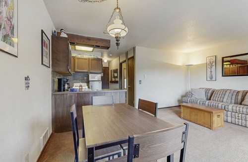 Sandpoint Condo | Beautiful getaway for two near the Schweitzer Mountain Resort - shared tennis