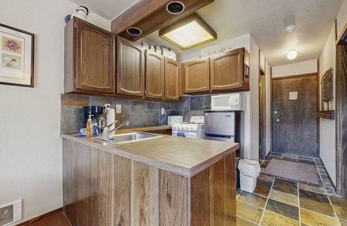 Sandpoint Condo | Beautiful getaway for two near the Schweitzer Mountain Resort - shared tennis