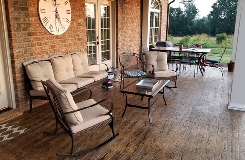 Lexington House | Beautiful Home located on 34 acres conveniently located 1.5 miles from I-85.