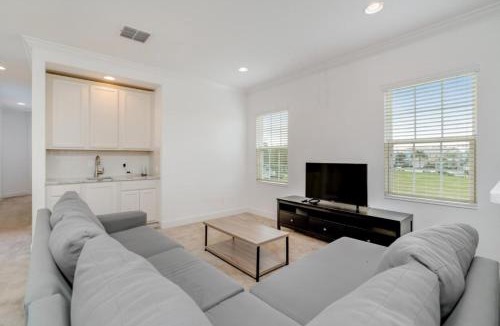 Bay Lake Villa | Beautiful Home Near Disney with Private Pool! villa