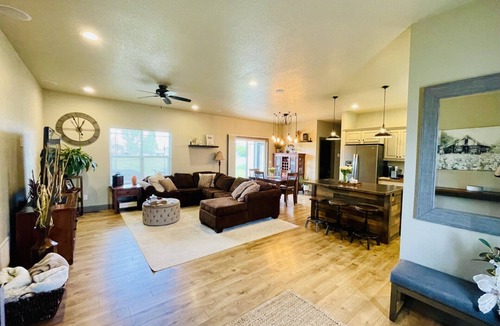 Corvallis House | Beautiful home with a hot tub that welcomes pets.
