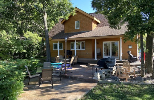 Penn House | Beautiful Lakefront home on the Flats, sleeps 7, Heated garage, SnoBear