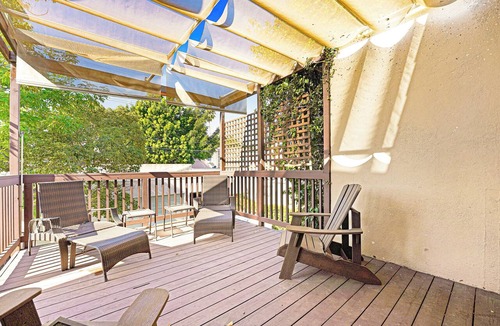 Larchmont Apartment | Beautiful, light filled top floor suite with hardwood floors+ downtown view!
