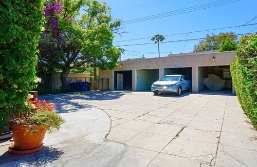 Larchmont Apartment | Beautiful, light filled top floor suite with hardwood floors+ downtown view!