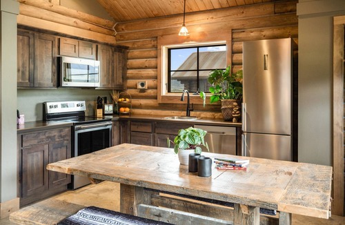 Livingston Cabin | Beautiful Log Cabin Near Yellowstone Park