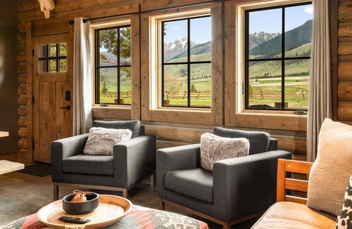 Livingston Cabin | Beautiful Log Cabin Near Yellowstone Park
