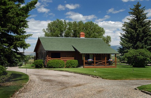 Ennis Cabin | Beautiful Log Home with Mountain Vistas