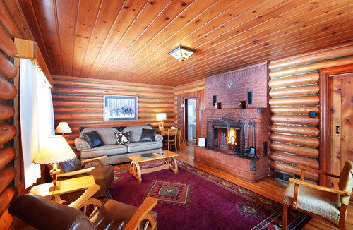 Ennis Cabin | Beautiful Log Home with Mountain Vistas