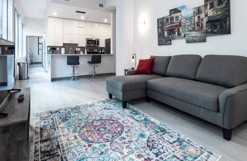 Central Business District Condo | Beautiful Modern Condo - Heart of Business District 401