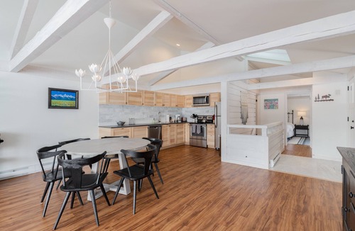 Jackson Hole House | Beautiful, modern townhome next to the golf course with WiFi and full kitchen