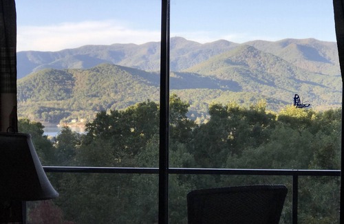 Hiawassee Cabin | Beautiful Mtn View, Screen Porch, King Master, 2 miles to town