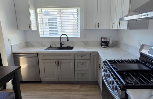 North Arroyo House | Beautiful, new 1 bdr/1ba in charming Altadena. Walk or jog to the Rose Bowl.