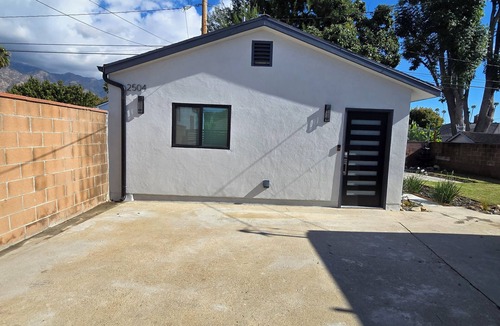 North Arroyo House | Beautiful, new 1 bdr/1ba in charming Altadena. Walk or jog to the Rose Bowl.