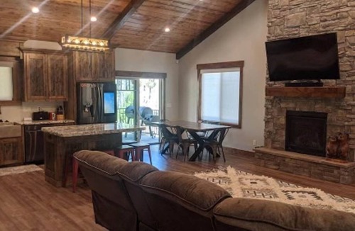 Ashton Cabin | Beautiful New Cabin Near Yellowstone, Grand Teton, and Targhee National Parksn