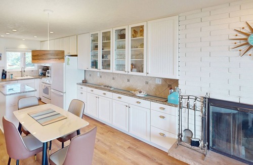 Neskowin House | Beautiful ocean front condo with stunning views, WiFi, steps to beach