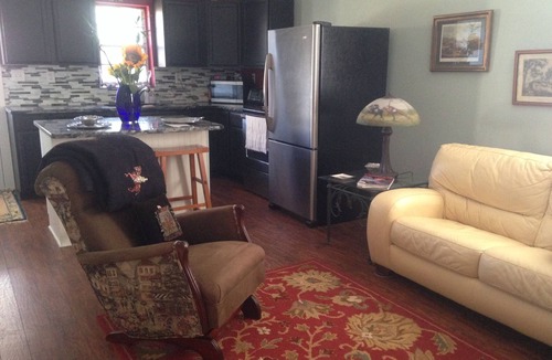 Aiken House | Beautiful, PET FRIENDLY Country Cottage! In 302 horse corridor