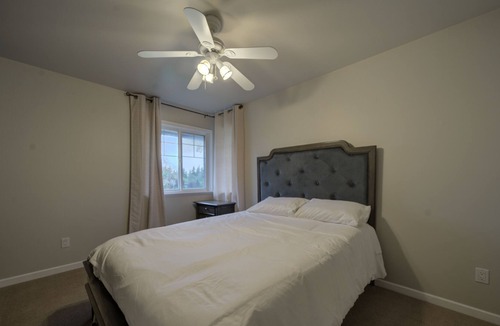 Langley House | Beautiful private 4 bedroom home on acreage - King sized bed!