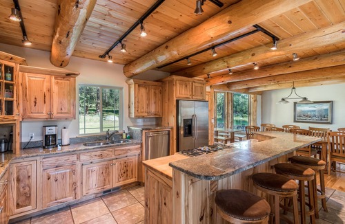 Hamilton House | Beautiful Secluded Log Home 5 minutes from town.