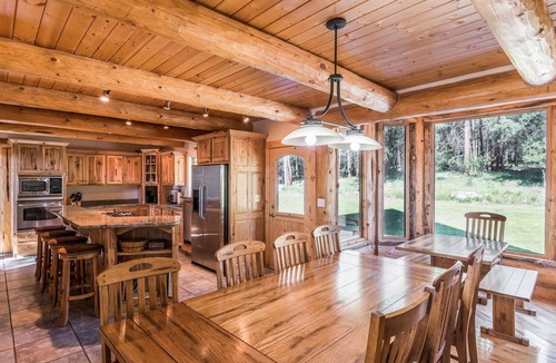 Hamilton House | Beautiful Secluded Log Home 5 minutes from town.