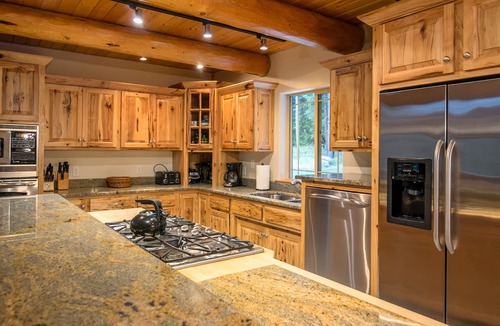 Hamilton House | Beautiful Secluded Log Home 5 minutes from town.